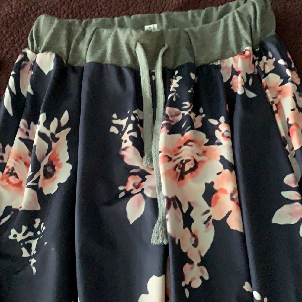 NWOT flowery lounge pants.